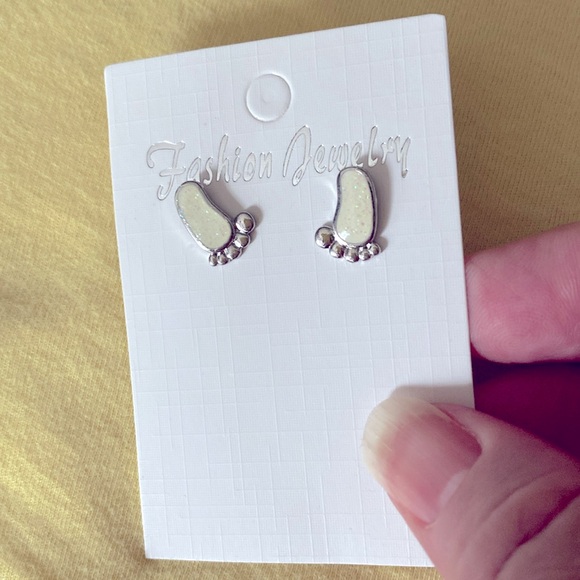 Baby feet stud earrings - Picture 3 of 3
